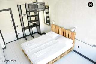 Хостелы Hostel Point Minsk Минск Двухместный номер с 1 кроватью или 2 отдельными кроватями, общая ванная комната-7