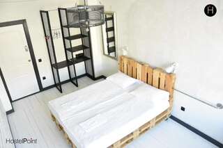 Хостелы Hostel Point Minsk Минск Двухместный номер с 1 кроватью или 2 отдельными кроватями, общая ванная комната-15